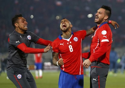 Arturo Vidal celebra el título con sus compañeros chilenos