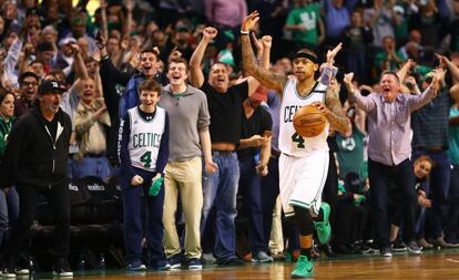 Isaiah Thomas celebra el triunfo, aclamado por la afici&oacute;n.