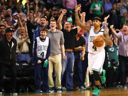 Isaiah Thomas celebra el triunfo, aclamado por la afici&oacute;n.