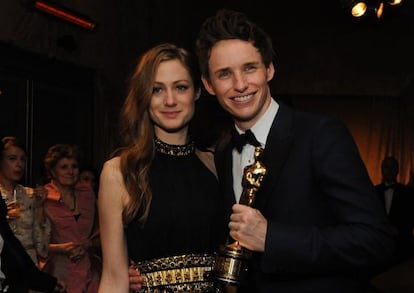 Eddie Redmayne luce el Oscar al mejor actor, junto con su esposa, Hannah Bagshawe.