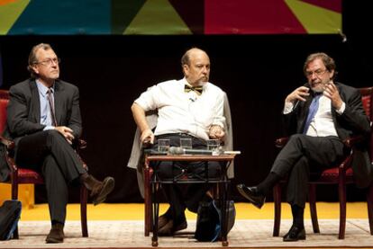 De derecha a izquierda, Cebrián, Francisco Iturraspe y Anderson, en el congreso de periodismo.