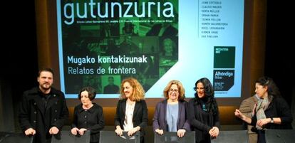 Desde la izquierda, Uribe, Müller, la teniente de alcalde bilbaína Ibone Bengoetxea, Blanco, Cacho y la directora de la Alhóndiga, Lourdes Fernández, en la presentación del festival Gutun Zuria. 