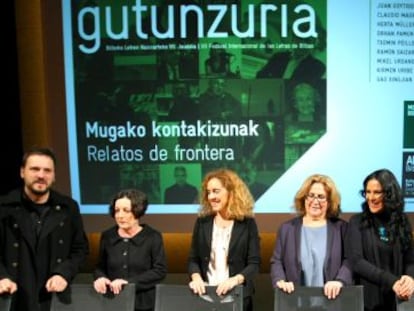 Desde la izquierda, Uribe, Müller, la teniente de alcalde bilbaína Ibone Bengoetxea, Blanco, Cacho y la directora de la Alhóndiga, Lourdes Fernández, en la presentación del festival Gutun Zuria. 