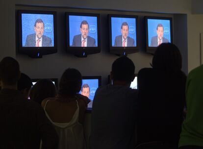 Un grupo de periodistas sigue por varias pantallas la intervencin de Rajoy, ayer, durante las Jornadas Presupuestarias del PP.