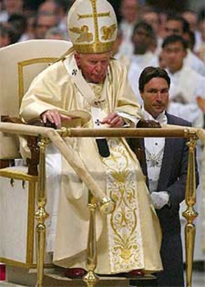 Juan Pablo II, en el silln de ruedas durante la ceremonia de ayer.