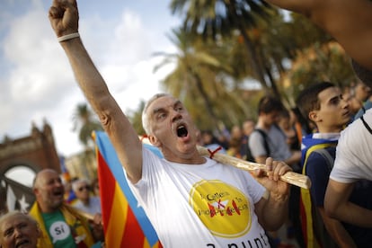 Un manifestante grita consignas durante la concentración.