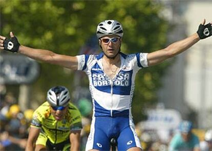 Alssendro Petacchi(Fassa Bartolo) celebra su cuarta victoria en el Tour de Francia, al pasar por la meta.