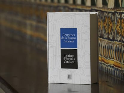 El llibre de 'Gramàtica de la Llengua Catalana' de l'IEC.