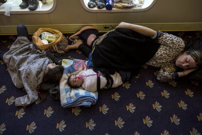 Una familia siria descansa en el interior de un barco que les llevará al puerto del Piero, cerca de Atenas (Grecia), el 11 de septiembre del 2015.