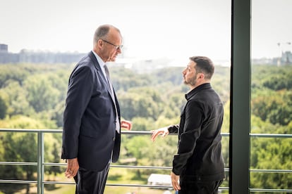 El canciller alemán, Friedrich Merz (a la izquierda), y el presidente de Ucrania, Volodímir Zelenski, conversan este miércoles en Berlín.