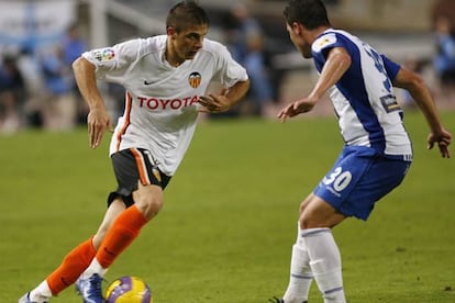 El valencianista Joaquín lucha por el balón con el jugador del Espanyol Chica, durante el partido de este domingo en el estadio Olímpico de Barcelona.