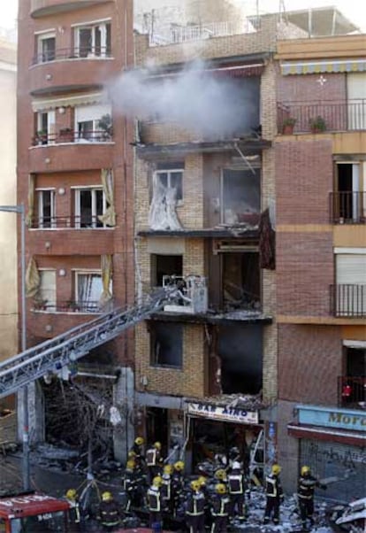 Los bomberos durante las tareas de desescombro del edificio siniestrado.