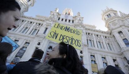 Protesta de trabajadores del 010, este lunes frente a la sede del Ayuntamiento. 