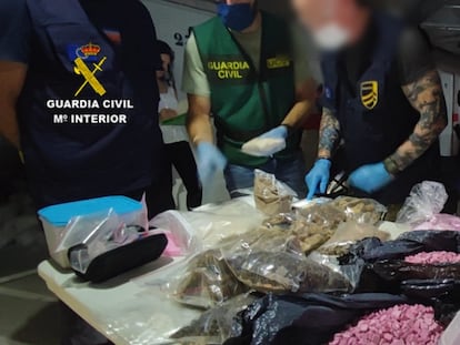 Varios agentes de la Guardia Civil con paquetes de cocaína rosa y otras sustancias incautadas en Ibiza.