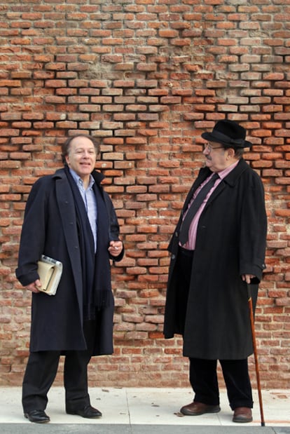 El escritor y académico español Javier Marías (izquierda) y el semiólogo italiano Umberto Eco, durante su encuentro en diciembre, en Madrid, para este número mil de <i>Babelia.</i>