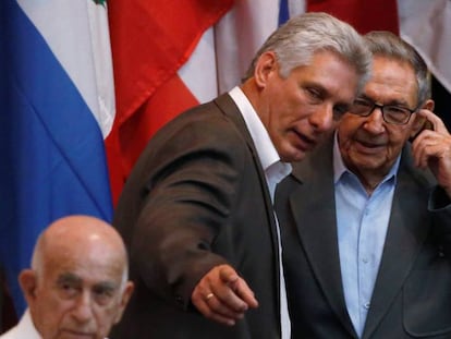 Miguel Díaz-Canel y Raúl Castro, presidente y expresidente de Cuba, el pasado miércoles en La Habana.