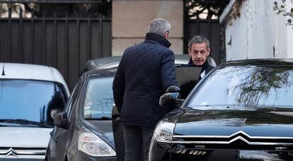 El expresidente francés, Nicolas Sarkozy, abandona el miércoles por la mañana su casa para continuar con el interrogatorio policial