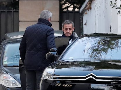 El expresidente francés, Nicolas Sarkozy, abandona el miércoles por la mañana su casa para continuar con el interrogatorio policial