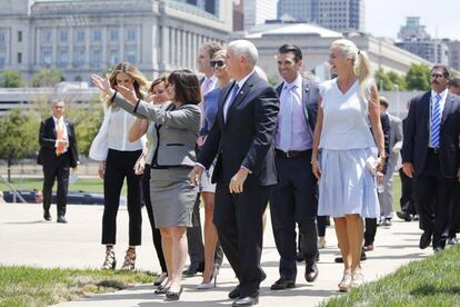 Mike Pence, compañero de candidatura de Donald Trump en la carrera por la Casa Blanca, y su esposa Karen.