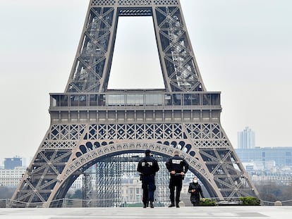 Dos policías franceses junto a la Torre Eiffel, en París (Francia), en una imagen de archivo.