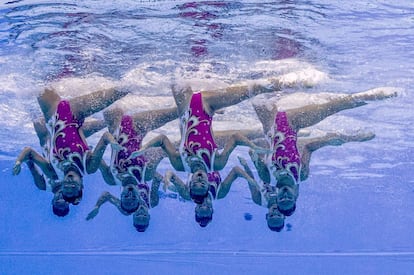 El equipo de natación sincronizada de Singapur compite durante el Campeonato del Mundo de natación, en Budapest (Hungría).