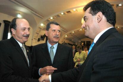 Dos diputados priistas felicitan al nuevo procurador general de la República, Daniel Cabeza de Vaca (derecha).