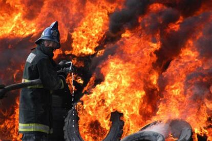 Tultitlan, Estado de México. Bomberos en el incendio de llantas usadas en un terreno de deshechos industriales.