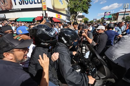 La líder antichavista (casco negro a la izquierda) se retira de la manifestación. Su caravana ha sido “violentamente interceptada” y tiroteada, según su equipo.