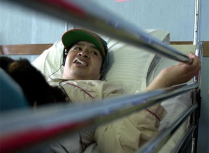 Luis Alberto Jiménez, en un hospital de Guatemala tras ser repatriado de Florida en 2003.