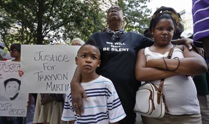 Sharon Jasper (c) participa con sus nietos est&aacute; parado con sus nietos Tommie y Kayla Butler, 10, en el acto de &#039;Justicia para Trayvon&#039; en Nueva Orleans.