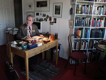 El escritor irlandés John Banville, en su estudio de Dublín en 2008.