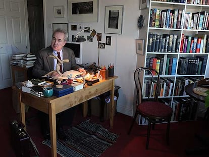 El escritor irlandés John Banville, en su estudio de Dublín en 2008.