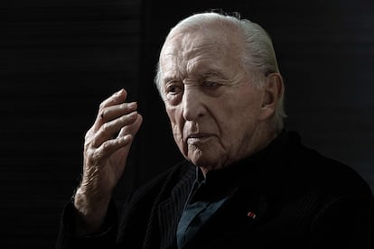 Pierre Soulages en el Museo del Louvre, en 2019,