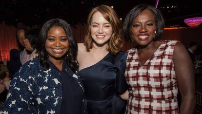 Emma Stone, candidata ao Oscar de melhor atriz, entre duas aspirantes ao pr&ecirc;mio de melhor atriz coadjuvante, Octavia Spencer e Viola Davis (&agrave; dir.).