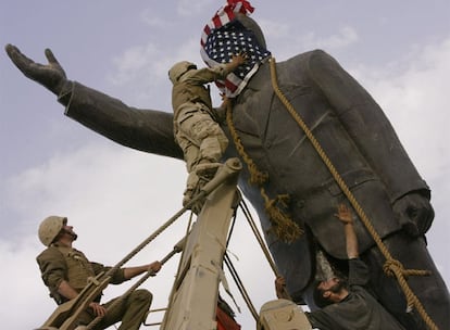 9 de abril de 2003. Pese a las bravatas de Sadam la guerra parece un paseo triunfal para las tropas de EE UU. En apenas tres semanas cae Bagdad y la imagen del estatua de Sadam derribada por las tropas estadounidenses y una decena de voluntarios se convierte en un icono del aparente final del conflicto.