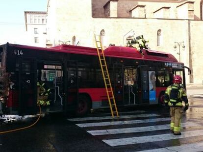 Autob&uacute;s de la EMT que ga ardido en el centro de la capital. Imagen facilitada por la Polic&iacute;a Local de Valencia.