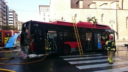 Autobús de la EMT que ga ardido en el centro de la capital. Imagen facilitada por la Policía Local de Valencia.