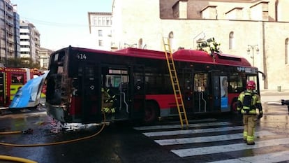 Autob&uacute;s de la EMT que ga ardido en el centro de la capital. Imagen facilitada por la Polic&iacute;a Local de Valencia.