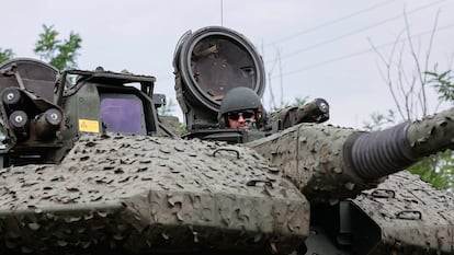 Un soldado ucranio patrulla en un carro de combate cerca de Bajmut, en la región de Donetsk, el pasado domingo.