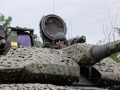Un soldado ucranio patrulla en un carro de combate cerca de Bajmut, en la región de Donetsk, el pasado domingo.