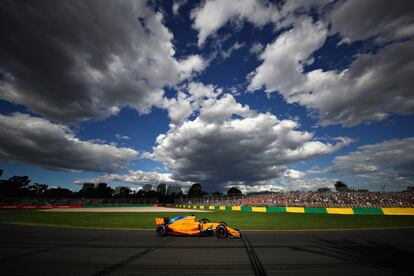 El piloto Fernando Alonso conduciendo el MCL33 de Renault en el circuito de Melbourne.