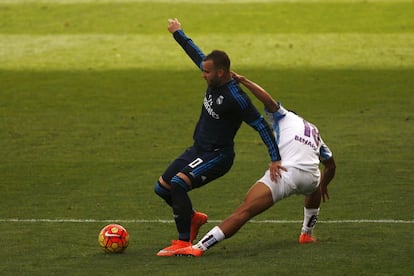 Jesé protege el balón ante Rosales.