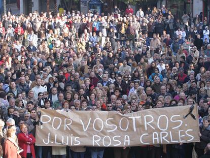 Manifestación de protesta por el triple crimen celebrada ayer en Castelldefels.