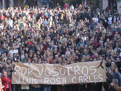 Manifestación de protesta por el triple crimen celebrada ayer en Castelldefels.