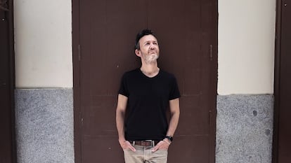 Pablo Benegas, músico y guitarrista de La Oreja de Van Gogh, en la plaza de Olavide en Madrid.