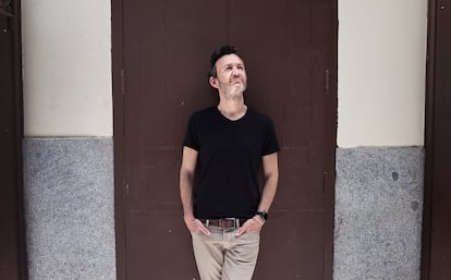 Pablo Benegas, músico y guitarrista de La Oreja de Van Gogh, en la plaza de Olavide en Madrid.