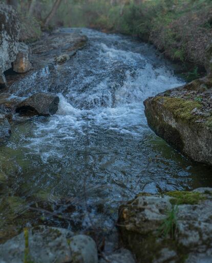 Caudal de agua en La Circunvalación en su descenso hacia el río Eresma. 