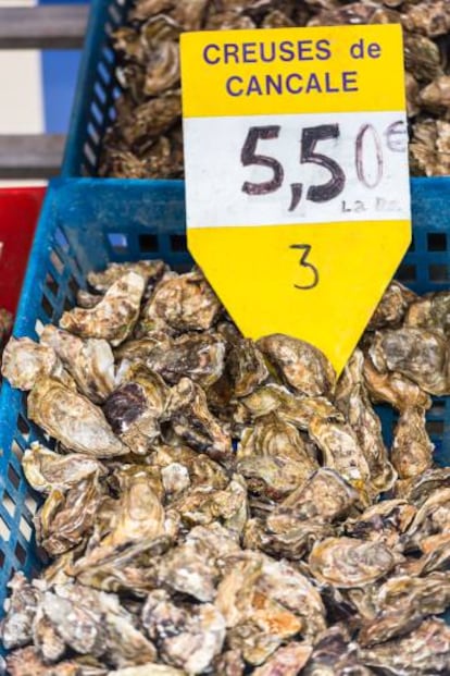 Ostras en uno de los puestos del Marché aux Huîtres, en Cancale.