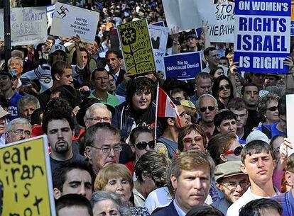 Cientos de personas se han concentrado junto a la sede de Naciones Unidas con carteles contra el régimen iraní y a favor de Israel