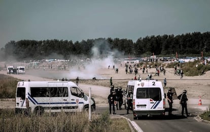 La policía francesa dispersa, este miércoles en Calais, a los migrantes que tratan de acercarse a los ferris que cruzan a Inglaterra.